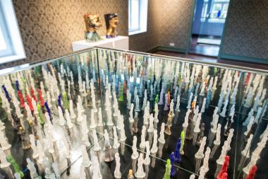 "Zwischenwelt" heißt diese Installation mit gegossenen Glasfiguren von Korbinian Stöckle.<br>Foto: LWL / Hübbe