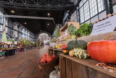 Der Erntemarkt lockt mit Pflanzen und Produkten aus und für den Garten.<br>Foto: LWL/Grunwald