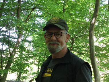 Buchautor, Wildnispädagoge und Krankenpfleger Stefan Alberts lädt regelmäßig zu Wanderungen und zum Waldbaden ein.<br>Foto: LWL/Herstell