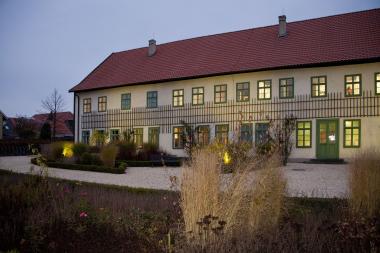 Das Herrenhaus in der Abenddämmerung.<br> Foto: LWL/Martin Holtappels