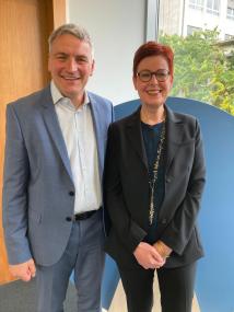  Jugendstaatssekretär Lorenz Bahr und LWL-Jugenddezernentin Birgit Westers begrüßten die Leitungen der westfälisch-lippischen Jugendämter.<br>Foto: LWL