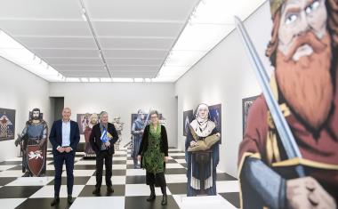 Der Direktor des Landschaftsverbandes Westfalen-Lippe (LWL), Dr. Georg Lunemann, Museumsdirektor Dr. Hermann Arnhold und Kuratorin Dr. Petra Marx (v. l. n. r.) führten durch die Barbarossa-Ausstellung.<br>Foto: LWL/Hanna Neander