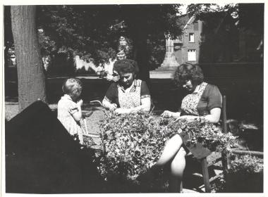 Erbsen oder Bohnen zu "döppen" war früher oft eine gesellige Tätigkeit wie hier 1951 in Billerbeck (Kreis Coesfeld).<br>Foto: LWL/Alltagskulturarchiv