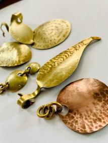 Wie aus Kupfer goldener Schmuck wird, können die Teilnehmer:innen im neuen Workshop "Back to the roots" herausfinden.<br>Foto: Yvonne Schulte 