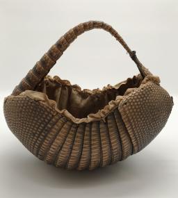 Korbartige Tasche aus dem Panzer eines Gürteltiers, Museum für Stadt- und Kulturgeschichte, Menden.<br>Foto: LWL/Christiani