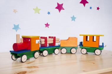 Die Holzprodukte - wie diese Eisenbahn - werden von Patienten der LWL-Maßregelvollzugsklinik Schloss Haldem von Hand gefertigt.<br>Foto: LWL