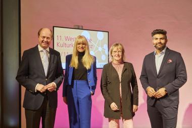 11. Westfälische Kulturkonferenz (v.l.n.r.): Dr. Olaf Gericke (Landrat Kreis Warendorf), Dr. Barbara Rüschoff-Parzinger (LWL-Kulturdezernentin), Dr. Yasmine Freigang (Referatsleiterin "Strategische Beratung/ Kultur in Westfalen" in der LWL-Kulturabteilung) und Moderator Hamzi Ismail.<br>Foto: LWL/ Sarah Bömer
