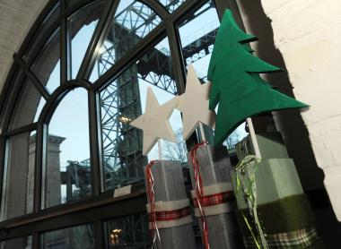 Weihnachtlich wird es am ersten Adventswochenende beim traditionellen Markt im Schiffshebewerk Henrichenburg.<br>Foto: LWL / Appelhans