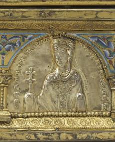 Beatrix, die Erbin Burgunds, wird mit höchstens 16 Jahren die zweite Frau Barbarossas. Detail vom Maasgebiet Armreliquiar für Karl den Großen, 1165/73, Paris, Musée du Louvre.<br>Foto: bpk/RMN-Grand Palais/Martine Beck-Coppola. 