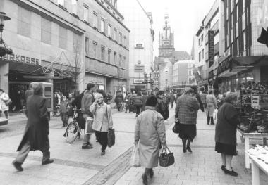 In der Adventszeit "hassebassen" viele Menschen - sie hetzen sich also ab, so wie hier 1991 auf der Ludgeristraße in Münster.<br>Foto: LWL/Alltagskulturarchiv/Lütke-Hockenbeck. 