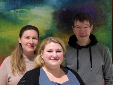 Die Pflegefachkräfte Marissa Ivancic und Miriam Mertins und Genesungsbegleiter Thomas Winkler (v.l.) laden zum Trialog in die LWL-Klinik Dortmund ein.<br>Foto: LWL/Herstell