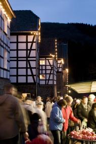 Nicht nur der Romantische Weihnachtsmarkt ist beleuchtet. Foto: LWL