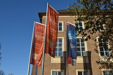Orange Fahnen wehen am Freitag (25.11.) zum internationalen Tag gegen Gewalt an Frauen vor dem LWL-Landeshaus in Münster.<br>Foto: LWL