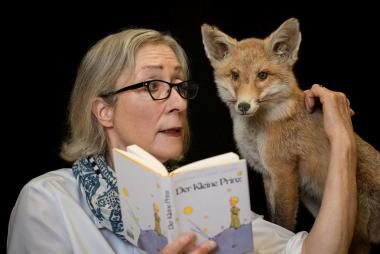 Die Schauspielerin Beate Reker liest im LWL-Planetarium aus dem bekannten Buch der Kleine Prinz.<br>Foto: LWL/Steinweg