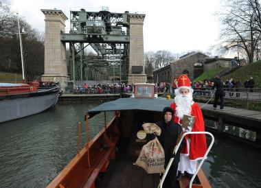 ikolaus und Knecht Ruprecht kommen mit der Barkasse ins Schiffshebewerk.<br>Foto: LWL / Appelhans