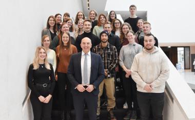 Der Direktor des LWL, Dr. Georg Lunemann (vorne), freut sich mit den erfolgreichen Auszubildenden.<br>Foto: LWL