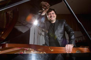 Der Pianist und Komponist Alexander Raytchev nimmt seine Zuhörer:innen mit auf eine musikalische Reise in die Welt der Klassik.<br>Foto: Raytchev(c)klcraytchevpubblico