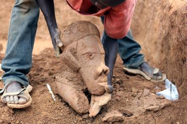In seinem Vortrag beschäftigt sich Herr Burmann mit westafrikanischen Skulpturen und ihren Fundkontexten.<br>Foto: Peter Breuning