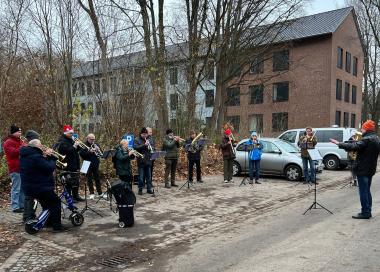 Der Posaunenchor der evangelischen Kirchengemeinde Dortmund-Schüren spielte vor den Häusern der LWL-Klinik Dortmund.<br>Bild: LWL/Wyludda.