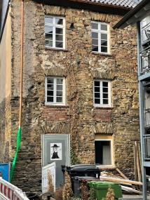 Fassade nach Austausch der Fenster.<br>Foto: Claus Ortmann