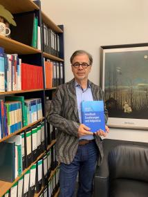 Prof. Dr. Stephan Herpertz , Direktor der LWL-Universitätsklinik für Psychosomatische Medizin und Psychotherapie, mit dem neu aufgelegten Handbuch Essstörungen und Adipositas. <br>Foto: LWL
