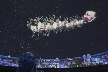 Im Planetarium des LWL-Naturkundemuseums werfen Besucher einen Blick in den weihnachtlichen Sternenhimmel. <br>Foto: LWL/Oblonczyk