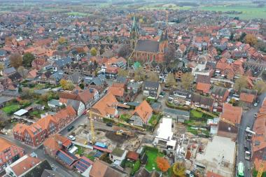 Im unteren Bildabschnitt sind vor dem Altstadtpanorama die archäologisch begleiteten Neubauvorhaben im Südosten von Sendenhorst sichtbar.<br>Foto: LWL/ Esmyol