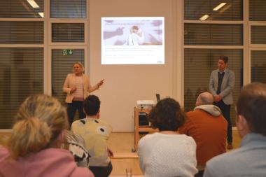 Dr. Carola Spaniol, Ärztliche Leiterin der LWL-Maßregelvollzugsklinik Rheine und Stefan Schuchardt, Pflegedirektor der LWL-Maßregelvollzugskliniken Schloss Haldem und Rheine, informierten Eltern und Großeltern im DRK-Kindergarten Wasserburg in Dreierwalde.<br>Foto: LWL