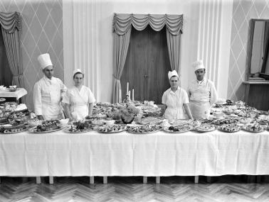 Wenn man es sich so richtig gut gehen lässt wie etwa hier 1955 bei einem Festbuffet im Hotel Friedrich Buschkühle in Hamm, dann lebt man "pännkenfett".<br>Foto: LWL-Medienzentrum für Westfalen/Viegener