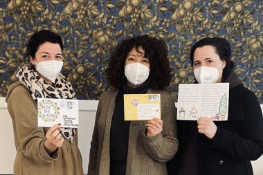 Lea Grebe, Vanessa Köster und Rebecca Müller (v.l.) präsentieren einige Karten und Briefe, die durch die Aktion Post mit Herz nach Marsberg geschickt wurden und vor Weihnachten verteilt werden. <br>Foto: LWL