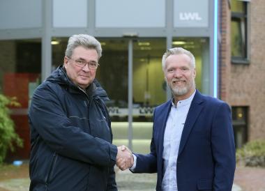 Übergabe: Heinz Augustin (l.) wünscht seinem Nachfolger Thomas Job als Kaufmännischem Direktor dreier psychiatrischer Kliniken im Landschaftsverband Westfalen-Lippe (LWL) alles Gute.<br>Bild: LWL/Wäsche 
