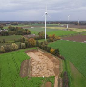 Übersicht über die Grabungsfläche; die zahlreichen, bereits ausgegrabenen Grubenbefunde sind gut zu erkennen. Foto: EggensteinExca/P. Robinson