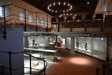 Im Museum erfahren die Besucher:innen mehr über die Bedeutung der Pfalzen Paderborns.<br>Foto: LWL/A. Karl