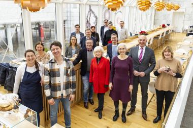 Die offizielle Eröffnung des neuen Begegnungsraumes fand statt mit Oberbürgermeister Marc Herter (5. v. l.), Baudezernent Andreas Mentz (dahinter), Bürgermeisterin Monika Simshäuser (6. v.l.), Museumsleiter Thomas Schmäschke (7. v.l.), Christiane Brexel von den Malteser Werken, Dr. Georg Lunemann, der Direktor des LWL (2.v.r.) und Dr. Ulrike Gilhaus, Leiterin des LWL-Museumsamtes (r.).<br>Foto: Thorsten Hübner