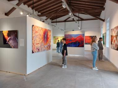 Foto aus der Ausstellung "Hidden Costs. Ewigkeitslasten" mit Schüler:innen des Hittorf Gymnasiums Recklinghausen.<br>Foto: LWL
