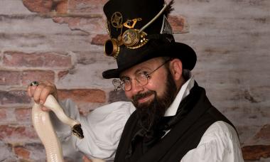 Professor Afanas Abraxo zeigt im Ziegeleimuseum Lage Schlangenzauberei.<br>Foto: Newtone/Bielefeld.