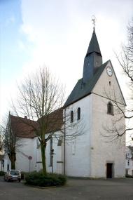 Blick von Nordwesten auf die Kirche und den umgebenden Kirchplatz. Auf der Nordseite des Westturms ist die aus der Wand auskragende Wendeltreppe bis heute der einzige Aufgang zum Glockengeschoss und sämtlichen Kirchendachwerken.<br>Foto: LWL/Brockmann-Peschel