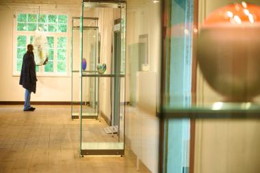 Blick auf Werke der Ausstellung "Gernheimer Lieblingsstücke", die in der Führung in den Blick genommen werden.<br>Foto: LWL / Hübbe