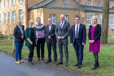 Besuch im LWL-Klinikum Gütersloh: (v.l.) Cordula Kramer (ZAB), Ilka Scholl (Teamleitung Praxisanleiter:innen) Kerstin Reusch (ZAB), Prof. Dr. Michael Löhr (Pflegedirektor LWL-Klinikum Gütersloh Dr. Georg Lunemann, Direktor des LWL, Hermann Gemke (LWL-Dezernat für Krankenhäuser und Gesundheitswesen) sowie Dr. Maria Stefani (LWL-PsychiatrieVerbund).<br>Foto: LWL