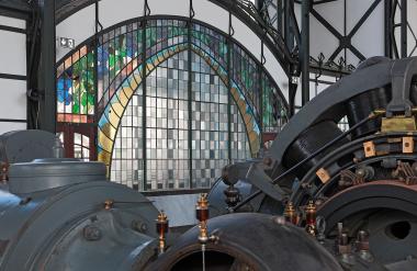 In der Maschinenhalle der Zeche Zollern trifft moderne Industriearchitektur auf historische Maschinen. <br>Foto: LWL/Hudemann