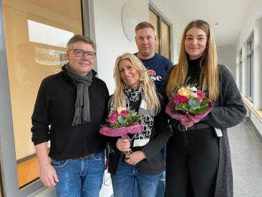 Der stellvertretende Pflegedirektor der Wilfried-Rasch-Klinik Robert Iber (l.) freut sich mit seinen frisch gebackenen Pflege-Praxisanleiter:innen Jasmin Hellbach, Jan Zahlten und Romina Erstling (v.l.n.r.).<br>Foto: LWL/Schulte-Fischedick