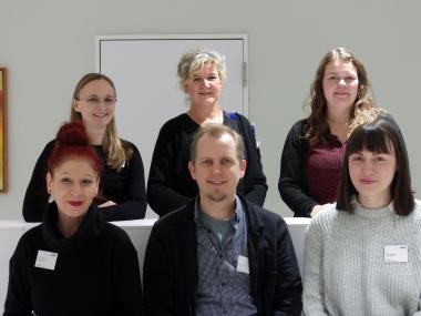 Das FrIntA-Team lädt alle Menschen ein, die Sorge haben, dass einzelne ihrer Lebensbereiche von Alkohol beeinflusst werden könnten: Oberärztin Julia Schuster, Sozialpädagogin und Suchttherapeutin Monika Münzberg, Psychologin Christine Stückemann (v.l., stehend), Psychologin Slavyana Boceva, Chefarzt Arne Lueg, Sozialarbeiterin und Suchttherapeutin Maike Erdmann (v.l., sitzend) .<br>Foto: LWLHerstell