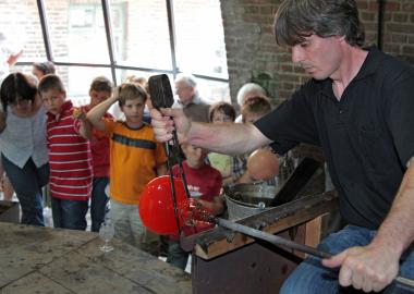 Zu vielen museumspädagogischen Angeboten der Glashütte Gernheim gehört auch ein Besuch der Schauproduktion.<br>Foto: LWL / Holtappels