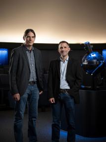 Dr. Tobias Jogler (li.) wird der neue Leiter des Planetariums im LWL-Museum für Naturkunde und löst damit Dr. Björn Voss ab, welcher nach Hamburg wechselt.<br>Foto: LWL/Steinweg
