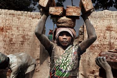 Fotos eines Mädchens bei der Arbeit in einer indischen Ziegelei, 2016.<br>Foto: Luca Catalano Gonzaga 