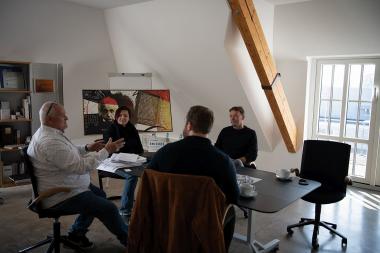 Beim Gespräch in Bielefeld berichten Jochen Twelker (v.l.) Heidi Emmerich und Martin Kapovits (r.) vom Start in die inklusive Arbeit - und wie daraus ein beständiger Erfolg wurde.<br>Foto: LWL