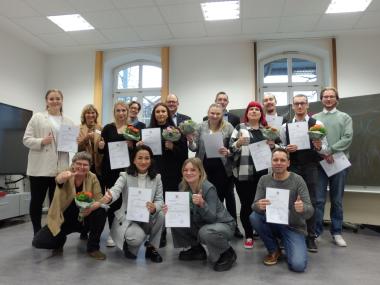 Die frisch gebackenen Pflegefachfrauen und -männer zusammen mit (hinten) Schulleiterin Doris Wattad; mit Christiane Scheidler, der stellvertretenden Pflegedirektorin der LWL-Klinik Dortmund und mit Prof. Jens Bothe, dem Kaufmännischen Direktor der LWL-Kliniken Hemer und Dortmund.<br>Foto: LWL/Herstell 