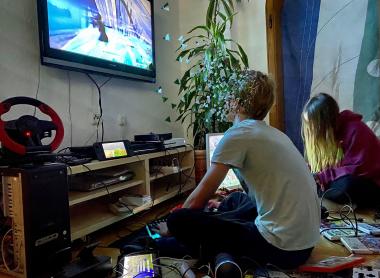 Digitale Medien gehören zum Alltag bei Kindern - Jugendliche beim Computerspielen.<br>Bild: LWL/QuaSiE-IG Frielendorf, Jugendhilfe Hephata