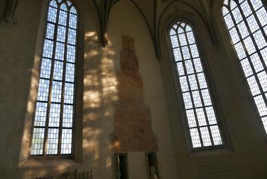 Licht in der Klosterkirche: An Maria Lichtmess erfahren Besucherinnen und Besucher, wie wichtig das Licht in allen Alltagsbereichen der Klosterbewohner war.<br>Foto: LWL/Katharina Kruck