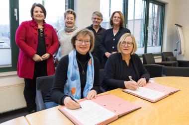 Museumsdirektorin Dr. Kirsten Baumann (l.) und Schulleiterin Schulleiterin Heike Fortmann-Petersen unterzeichneten die Kooperationsvereinbarung. Hinter ihnen Dr. Anne Kugler-Mühlhofer, Leiterin der Zeche Zollern (v.l.), Bildungsreferentin Annette Kritzler vom Team Zollern, Wolfram Hubert, Kulturbeauftragter der Droste-Hülshoff-Realschule, und Anja Hoffmann, Leiterin der Stabsstelle Bildung, Vermittlung und Inklusion.<br>Foto: LWL / Harms